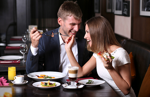 ארוחה רומנטית - לא רק במסעדה (צילום: Shutterstock) (צילום: Shutterstock)