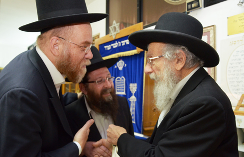 הרבנים רייזמן ו-וייס מביאים את ברכתו של הרב יעקב אדלשטיין לתושבי לוס אנג’לס ()
