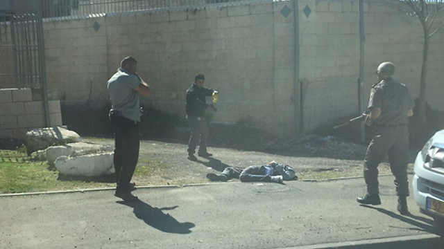 Terrorist wounded after being shot (Photo: Jessica Muscio, Benna Mental)