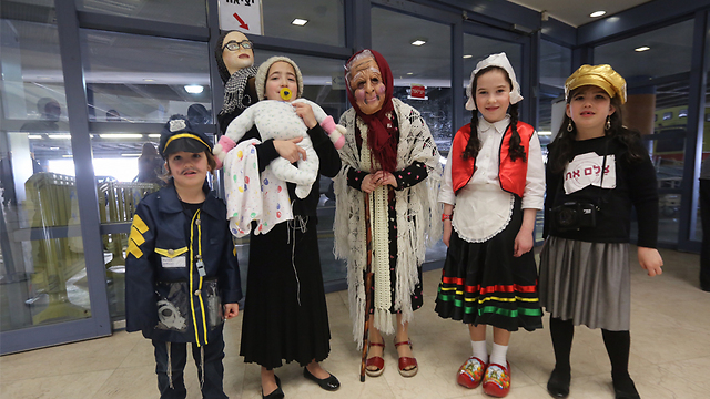 Children at Shaare Zedek Medical Center dressed up as well (Photo: Gil Yohanan)