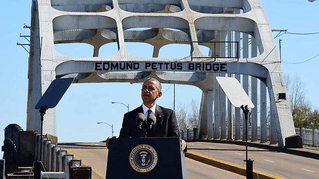 הגזענות עדיין מטילה צל גדול. אובמה בגשר (צילום: AP) (צילום: AP)