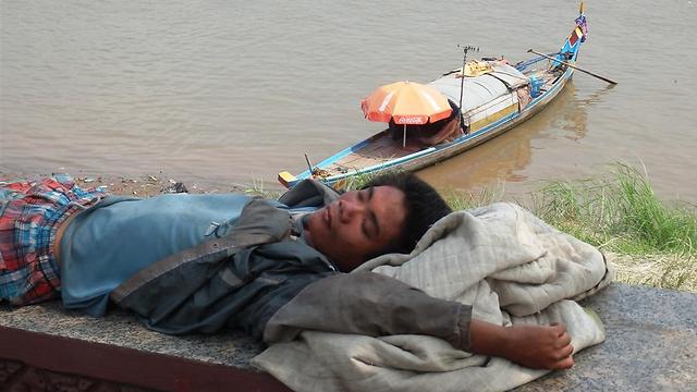 קמבודי ישן את שנת היופי שלו על גדות נהר המקונג (צילום: יוסף ג'קסון (ג'קסי)) (צילום: יוסף ג'קסון (ג'קסי))