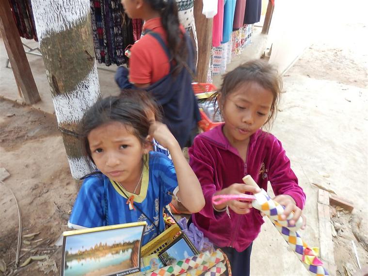 ילדים קמבודיים סוחרים כבר מגיל שנתיים (צילום: יוסף ג'קסון (ג'קסי))