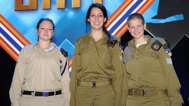 Left to right: Corporal Noa Teitel, Sgt. Lihi Meir and Sgt. Ronnie Jackson at the citation ceremony (Photo: Israel Yosef)
