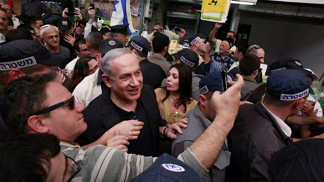 Netanyahu touring marketplace in Jerusalem (Photo: Likud Spokesperson)