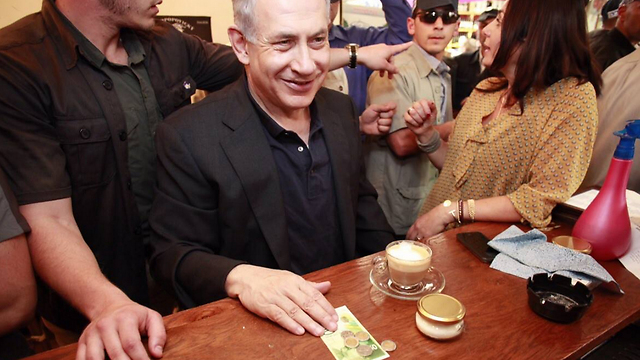 Netanyahu at Mahaneh Yehuda market in Jerusalem, earlier this week (Photo: Likud spokesman) (Photo: Likud spokesman)