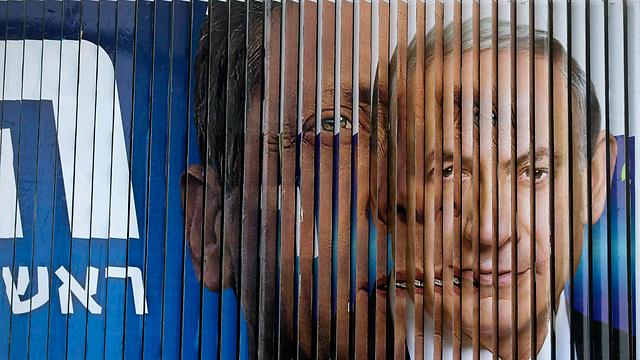 Campaign billboard rotates between images of Prime Minister Netanyahu and Zionist Union leader Herzog (Photo: Reuters) (Photo: Reuters)