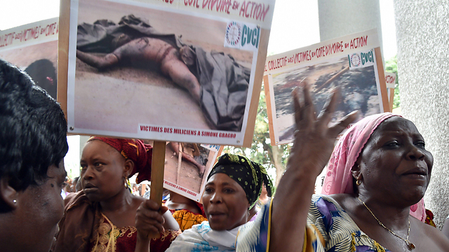 3,000 נהרגו בסכסוך האלים לאחר הבחירות. הפגנת משפחות הקורבנות באבידג'אן (צילום: AFP) (צילום: AFP)