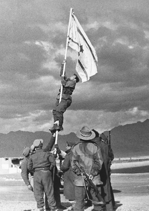 Historic photo shows Avraham Adan hanging the flag (Photo: Micha Perry, IDF Archives Ministry of Defense) (Photo: Micha Perry, IDF Archives Ministry of Defense)