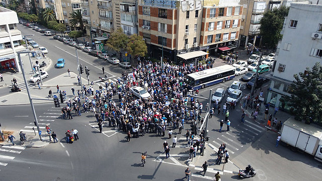 Protesters shut down major Tel Aviv avenue (Photo: Avi Cohen)