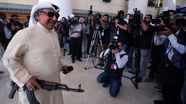 נכנס לפרלמנט עם רובה קלצ'ניקוב בידו. המחוקק הכווייתי דשתי (צילום: AFP) (צילום: AFP)