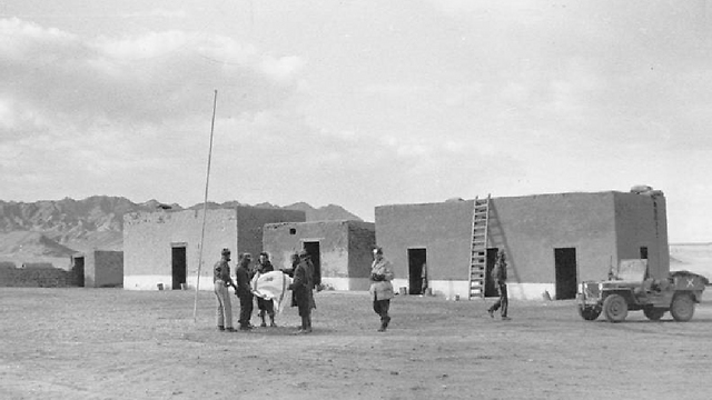 Hanging flag in Umm Rashrash, where Eilat was later built (Photo: Micha Perry, IDF Archives Ministry of Defense) (Photo: Micha Perry, IDF Archives Ministry of Defense)