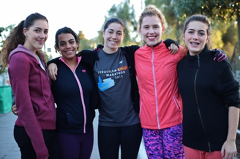 הנערות של קבוצת "רצים ללא גבולות" (צילום: איתי אקריב) (צילום: איתי אקריב)