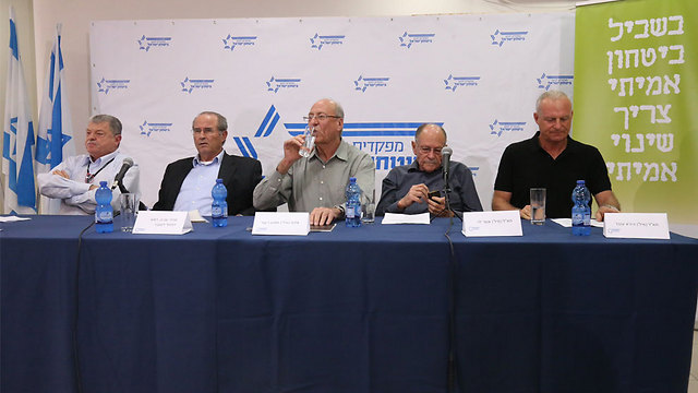 Retired generals' press conference. If they knew and kept quiet, their behavior is as dangerous as Netanyahu's alleged irresponsible actions (Photo: Motti Kimchi)