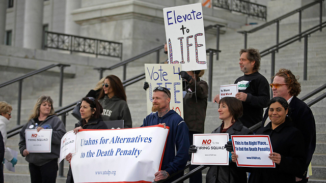 הפגנה בסולט לייק סיטי נגד הוצאה להורג בכיתת יורים במדינת יוטה (צילום: AP) (צילום: AP)
