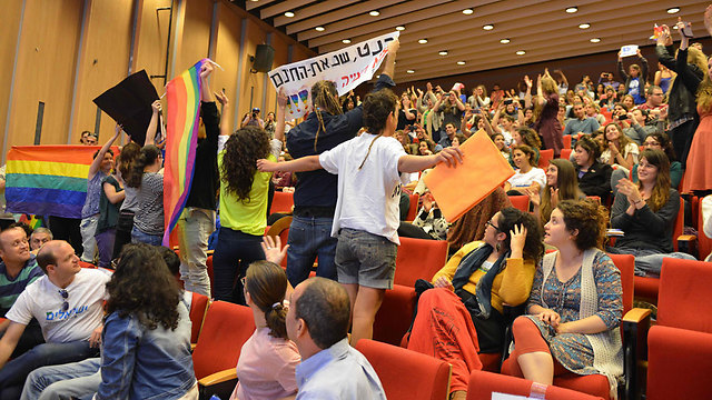 LGBT community stands up against Bennett during speech at northern Israeli college. (Photo: Louiz Green)