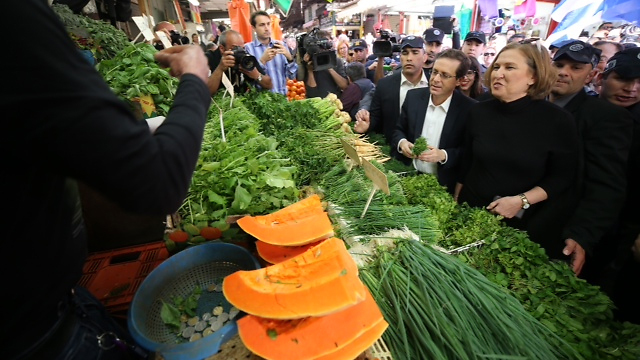 Herzog and Livni in Tel Aviv 's bustling Carmel Market. (Photo: Motti Kimchi)