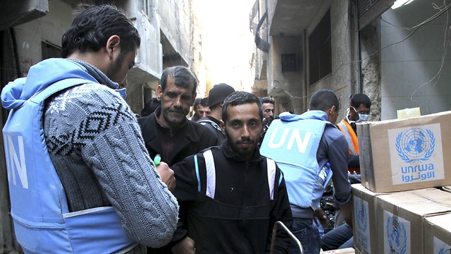 UN workers provide aid at Yarmouk refugee camp in Syria. (Photo: Reuters)
