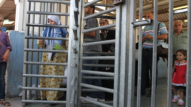 פלסטינים במחסום קלנדיה. ארכיון  (צילום: גיל יוחנן) (צילום: גיל יוחנן)