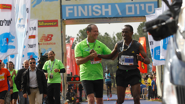 Nir Barkat with Dabi Tadesse Yae at finish line (Photo: Flash 90)