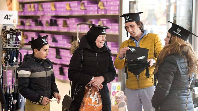 כיסוי ראש מיוחד שחולק בחנות מקומית (צילום: AFP) (צילום: AFP)