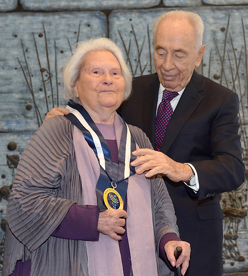 Former president Shimon Peres giving van Leer the President's Medal (Photo: Mark Neiman/GPO)