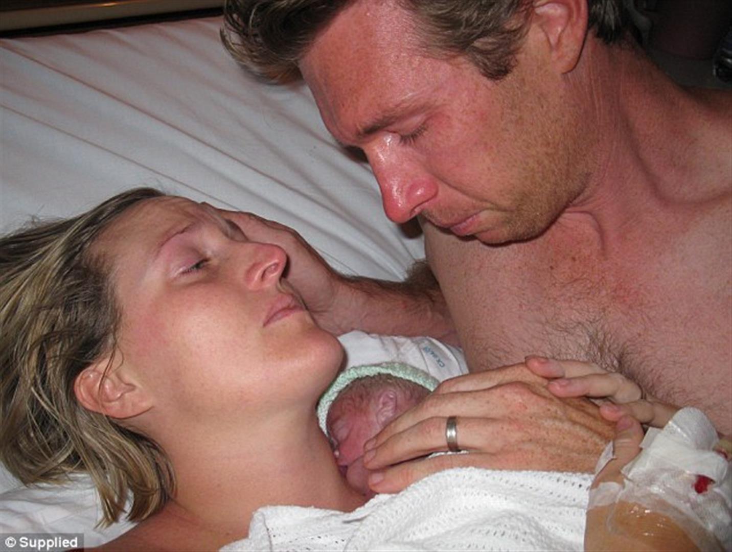 רק רצתה להחזיק את התינוק כמה דקות בזרועותיה. הזוג אוג עם התינוק ג'יימי ( ) ( )