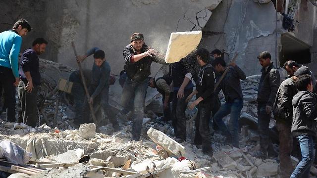 Syrians dig through rubble in search of survivors in the rebel-held area of Douma, reported air strikes (Photo: AP) (Photo: AFP)