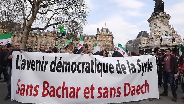 People hold banner reading "The democratic future of Syria, Without Bashar and without IS" at demonstration in Paris (Photo: AFP) (Photo: AFP)