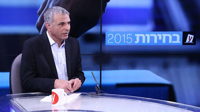 Moshe Kahlon at Ynet's studio Sunday (Photo: Ofer Amram) 