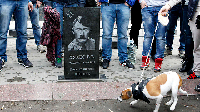 מצבת "פוטין-היטלר" בקייב (צילום: רויטרס) (צילום: רויטרס)