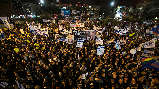 Right-wing protestors at Rabin Square, Sunday (Photo: Reuters)   