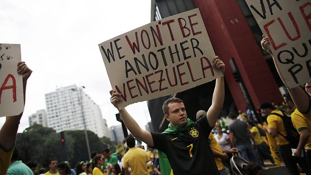 "לא נהיה עוד ונצואלה". בסאו פאולו (צילום: רויטרס) (צילום: רויטרס)