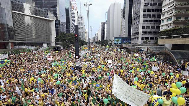 מיליון מפגינים בסאו פאולו (צילום: רויטרס) (צילום: רויטרס)