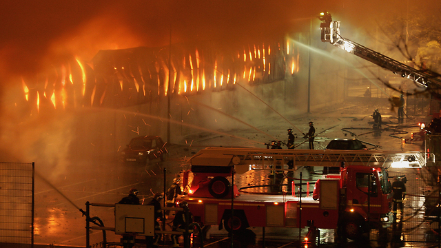יותר מעשרת אלפים מכוניות הוצתו. מהומות 2005 בפריז (צילום: gettyimages) (צילום: gettyimages)