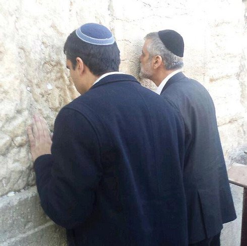 Yachad leader Eli Yishai and no.2 Yoni Chetboun pray at the Western Wall ahead of the vote (Photo: Yachad spokesman)