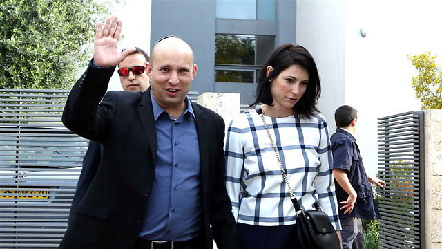 Naftali Bennett and his wife on their way to the polls (Photo: Ofer Amram)
