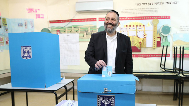 Shas leader Aryeh Deri voting in Jerusalem (Photo: Ohad Zwegenberg)