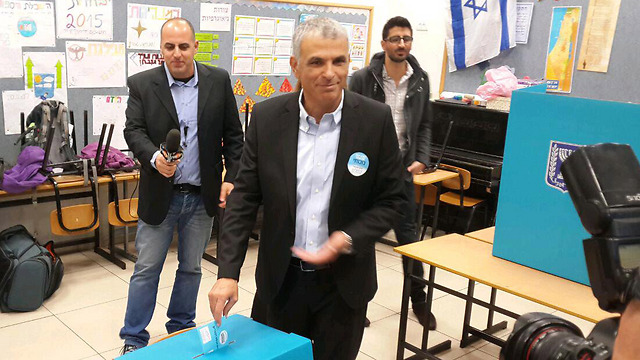 Kulanu leader Moshe Kahlon voting in Haifa.