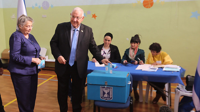 President Rivlin and his wife voting in Jerusalem (Photo: Gil Yohanan)
