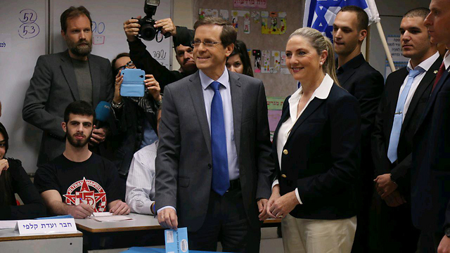 Zionist Union leader Isaac Herzog voting in Tel Aviv (Photo: Motti Kimchi)
