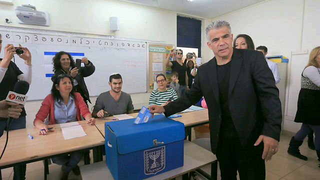 Yesh Atid leader Yair Lapid voting in Tel Aviv (Photo: Ido Erez)