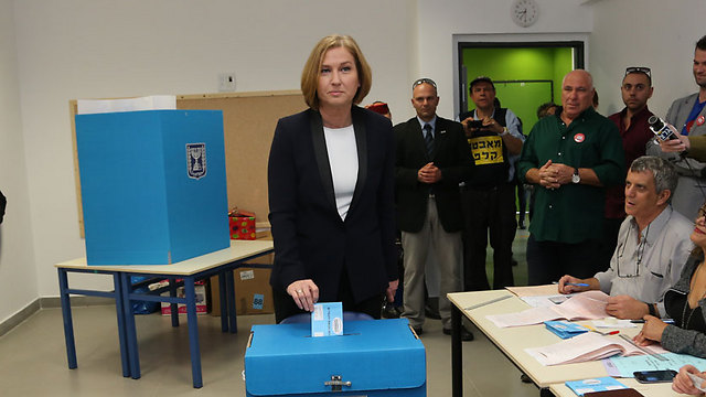 Zionist Union co-leader Tzipi Livni votes (Photo: Zvika Tishler)