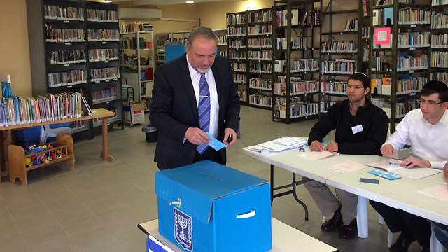 Yisrael Beytenu leader Avigdor Lieberman voting in Nokdim (Photo: Yisrael Beytenu spokesman) 