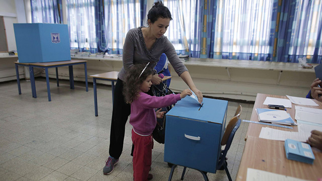 הצבעה ברעננה (צילום: AFP) (צילום: AFP)