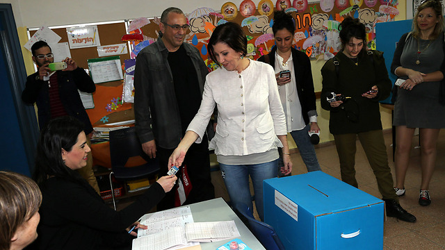 Meretz leader Zehava Gal-On voting in Petah Tikva (Photo: Yariv Katz)