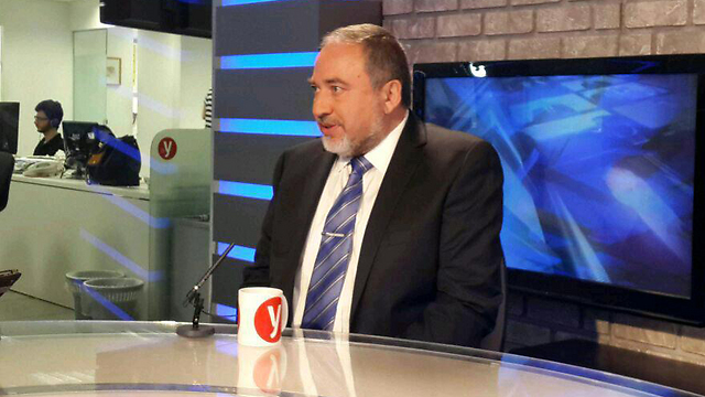 Yisrael Beytenu leader Avigdor Lieberman at the Ynet studio (Photo: Avi Hay)