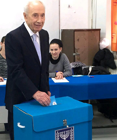 Former president Shimon Peres voting in Jerusalem.