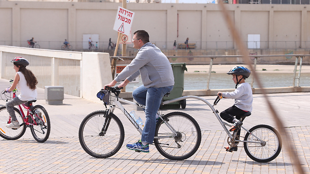 Cycling in Tel Aviv port (Photo: Motti Kimchi) 