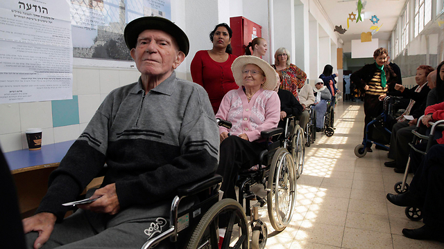 Elderly voters queue in Holon (Photo: Reuters) 